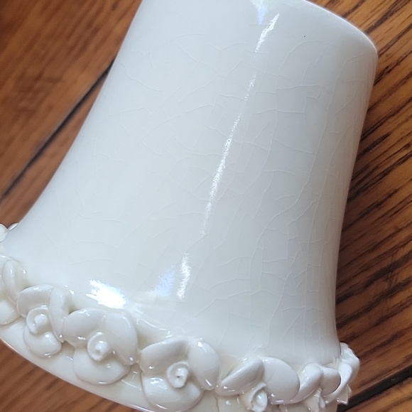 Vintage small planter pot in creamy white with a floral pattern around the top. - Picture 5 of 5